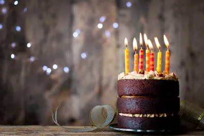 С днем рождения Праздничный торт со свечами Поздравления в День рождения  поздравительная открытка отметить день рождения с велико Стоковое Фото -  изображение насчитывающей молебствие, десерт: 156610776