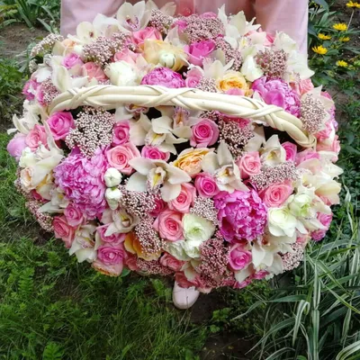Цветочный микс "С днем рождения!" в корзине за 24 290 руб. | Бесплатная  доставка цветов по Москве