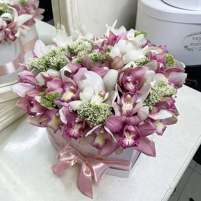 Композиция из роз и бордовых орхидей "Flower cake" за 12 190 руб. |  Бесплатная доставка цветов по Москве