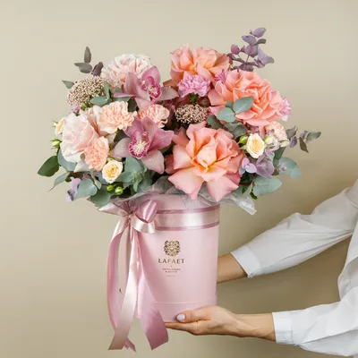 Букет цветов Бриджет с розами и орхидеями в шляпной коробке купить с  доставкой в Москве