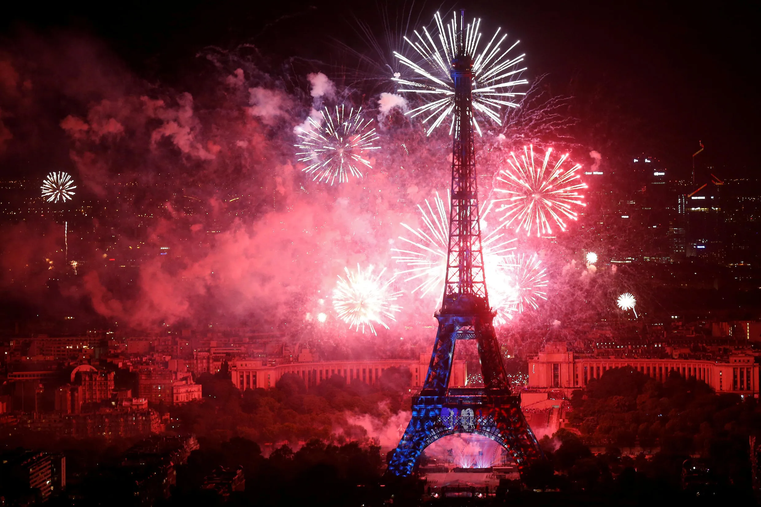 Bastille day. День взятия Бастилии в Париже. Праздник взятия Бастилии во Франции. Париж салют день взятия Бастилии. Эйфелева башня в день взятия Бастилии.