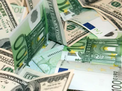 Страдать, забыть или выводить: ЦБ объяснил, что делать с долларами и евро  на счетах - Русская служба The Moscow Times
