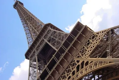 Пьяные американские туристы уснули на Эйфелевой башне и провели там ночь |  Euronews
