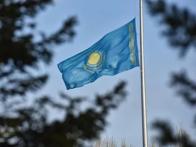 В Казахстане приспустили самый большой флаг - фото - , Sputnik  Казахстан