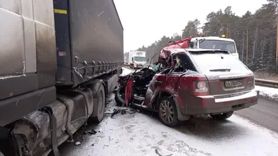 На российской дороге случилось массовое ДТП с погибшими. Всё из-за  лопнувшего у фуры колеса — Секрет фирмы