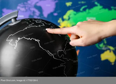 Женская рука с глобусом на фоне карты мира, крупным планом :: Стоковая  фотография :: Pixel-Shot Studio