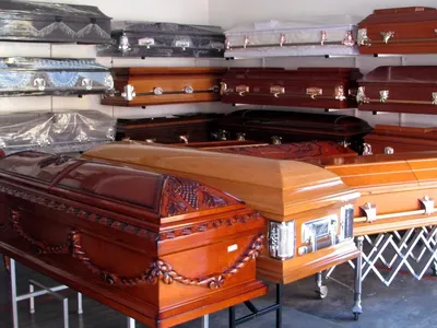 Появилось фото гробов со «стеклянной крышей» для умерших от коронавируса —  РБК