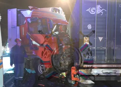 Водитель легковушки погиб после столкновения с двумя грузовиками на МКАД -  