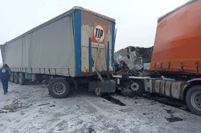 Автобус с пассажирами столкнулся с двумя грузовиками на воронежском участке  М-4 «Дон»