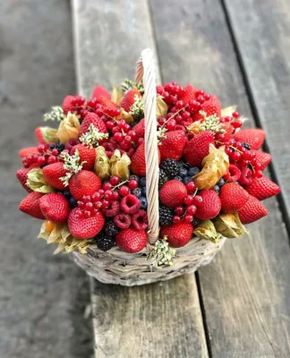 Букет с ягодами и цветами - 79 фото