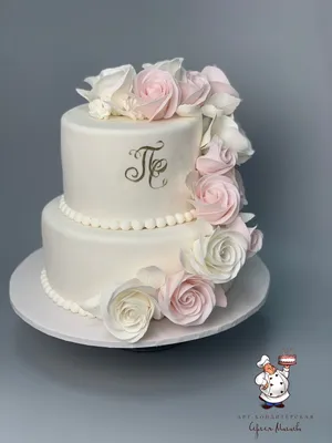Торт "С цветами и инициалами" № 7365 на заказ в Санкт-Петербурге