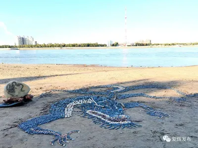 Дизайн, вдохновленный природой: создавайте для печати по требованию  изображения, демонстрирующие красоту и спокойствие природы. остров с  пальмами посреди океана on Craiyon