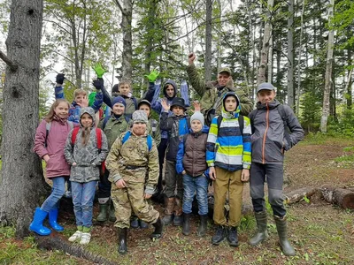 Черно-белый вид на поток воды между скалами крупным планом | Премиум Фото