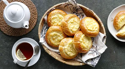 Пирог с картошкой и сыром на сковороде - Лайфхакер