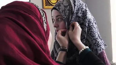 Хочешь хиджаб — учись в медресе». Почему кыргызские школы против платков (и  почему они не правы)
