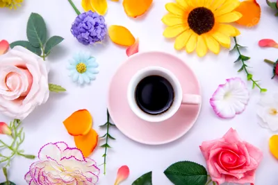 Красивая композиция с цветами, ноутбук, конверты и чашка кофе на гранж-фоне  :: Стоковая фотография :: Pixel-Shot Studio