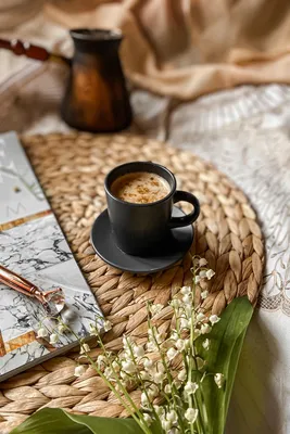 Кружка кофе с сердечком рядом с разбросанными зёрнами кофе — Картинки на аву