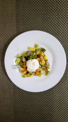 Слоёный салат с колбасой, картошкой и яйцами: рецепт - Лайфхакер