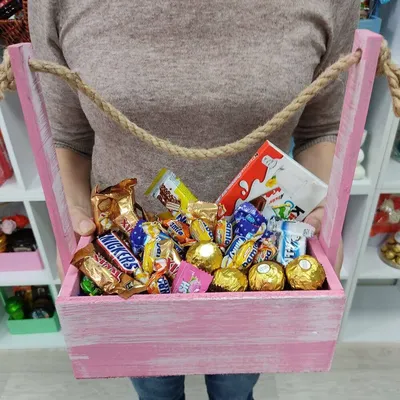 Подарочный ящик с конфетами «Ассорти» купить по цене 3 430 руб. с доставкой  в Краснодаре
