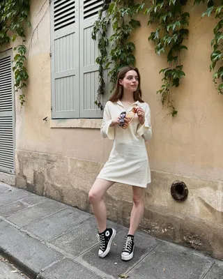 Платье с кроссовками для женщин 50+. Сочетаем и выглядим стильно | Наряды,  Стиль, Идеи наряда