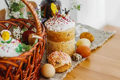 Подставка с куличами, крашеными яйцами и кроликом на кухонном столе ::  Стоковая фотография :: Pixel-Shot Studio