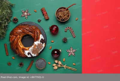Композиция с вкусным рождественским венком, кутьей, украшениями и специями  на цветном фоне :: Стоковая фотография :: Pixel-Shot Studio