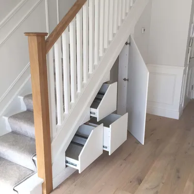 Чем заполнить пустое пространство под лестницей?