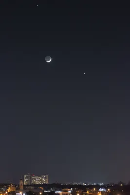 Парень лежит в обнимку с луной на фоне космоса — Картинки и аватары