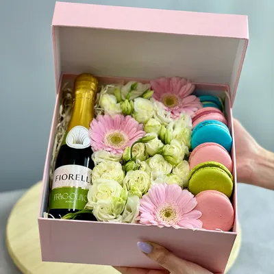 Франческа: цветы в коробке с макарунами по цене 5594 ₽ - купить в RoseMarkt  с доставкой по Санкт-Петербургу