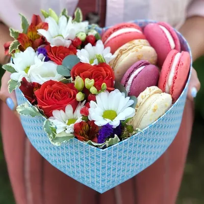 Сердце цветы с макарунами с бесплатной доставкой в Челябинске | ПроБукеты