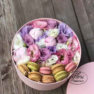 Подарочная коробочка с цветами и макарунами. | Macaroon packaging, Sweet  box, Gift box