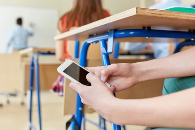 Запрет мобильных телефонов в школе 2024: есть ли такой закон и приказ и где  применяется