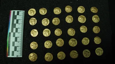 Кошелёк с золотыми монетами на …» — создано в Шедевруме