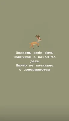 Четыре деревянных блока с буквами aida на яркой поверхности серого стола.  надпись на кубиках отражается от поверхности стола. внимание, интерес,  желание, действие | Премиум Фото