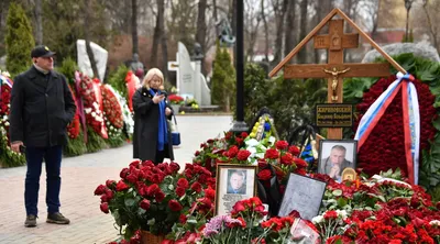 С могилы Жириновского украли ленту с трогательной надписью сына «Давай  помиримся» - 