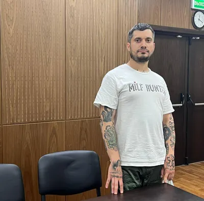 Паша Техник пришёл в суд из-за тату в футболке с надписью Milf Hunter