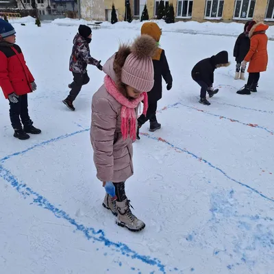 С наступлением зимы возникает желание провести это время года весело и  радостно. Зима всегда радует бодрящим морозцем и искристым снегом. —  Государственное учреждение образования "Средняя школа №27 г. Гомеля"