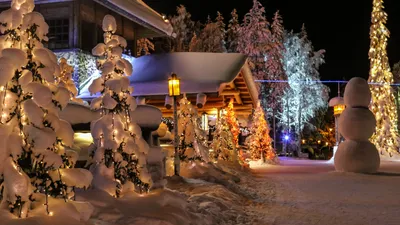 Картинки природа, вечер, зимний курорт, новый год, снеговик, зима, снег,  елки, красиво - обои 2560x1440, картинка №160235