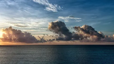 закат над Тихим океаном с оранжевым голубым красным небом против облаков по  вертикали Стоковое Изображение - изображение насчитывающей миролюбивый,  красно: 272603689