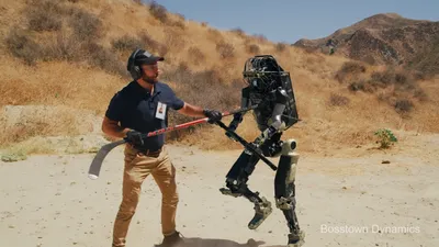 Робот от Boston Dynamics нападает с оружием в руках на человека