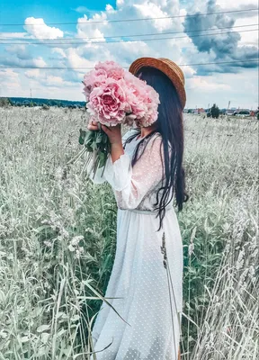 Девушка в поле с пионами | Photoshoot, Peonies, Pretty