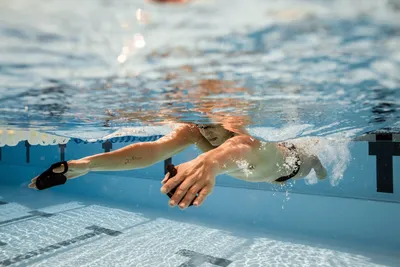 9 полезных гаджетов для занятий плаванием в бассейне
