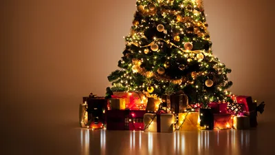 Красивая новогодняя елка с подарками в гостиной :: Стоковая фотография ::  Pixel-Shot Studio