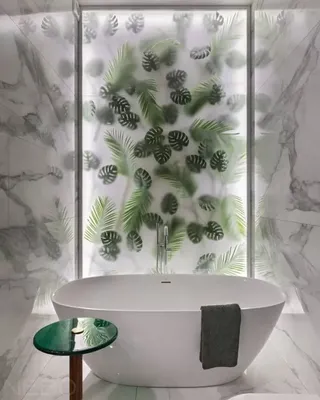 Стеклянный матовый экран с контурной подсветкой для растительного декора у  стены в ванной комнате на заказ в Москве