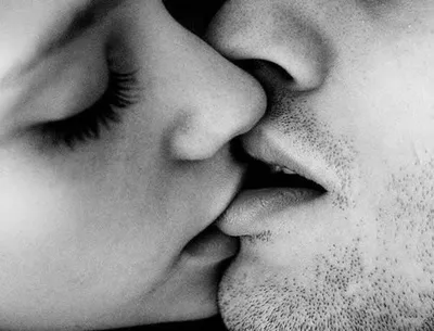 Скачать - Поцелуй женские губы — стоковая иллюстрация | Lips, International  kissing day, Kiss