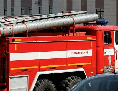 В Белогорске возгорание в пятиэтажном доме ликвидировали тремя пожарными  машинами ▸ 