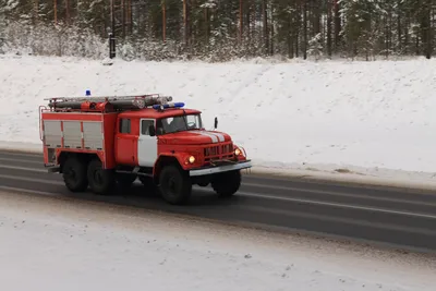 Сальские спасатели вместе с пожарными тушили горящий автомобиль | Сальскньюс