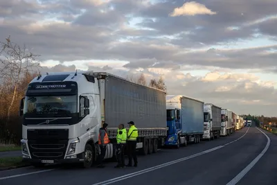 Польские водители грузовиков блокируют ворота на границе с Украиной -  
