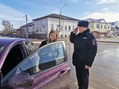 Сотрудники ГИБДД поздравили с праздником автоледи |  | Маркс -  БезФормата