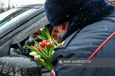 Сотрудники ГИБДД поздравляют автоледи с наступающим праздником 8 марта |  РИА Новости Медиабанк